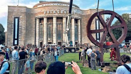 Hier stehe ich ... Das „Räuberrad“ vor der Volksbühne am Rosa-Luxemburg-Platz widerstand dem ersten Versuch, es zu entfernen. 