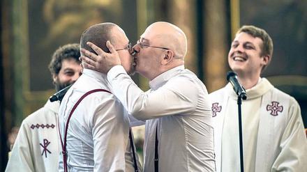 Im August 2016 wurde in Berlin und Brandenburg das erste gleichgeschlechtliche Paar auf klassische Weise kirchlich getraut.