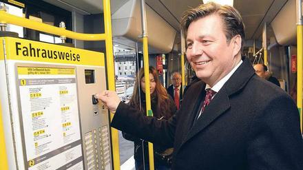 Selten so gelacht. Bei der Eröffnung der Strecke zum Hauptbahnhof 2014 konnte der damalige Verkehrssenator Andreas Geisel (SPD) gut vorbereitet dem Automaten einen Fahrschein entlocken. Normalfahrgäste haben es im Alltag meist schwerer.