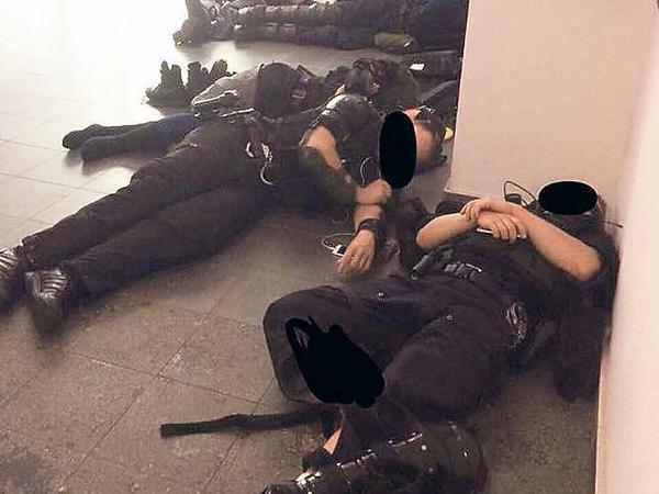Polizisten bekamen beim Hamburger Einsatz nur wenig Schlaf – und mussten dafür auf dem Boden nächtigen.