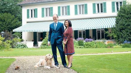 Gastgeber. Der britische Botschafter Sir Sebastian Wood, seine Frau Sirinat und Hund Albi. 