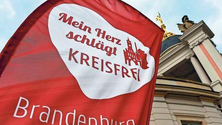Fahne gegen Reform. Die Brandenburger Opposition lehnt die von der rot-roten Regierung geplanten Landkreise ab.