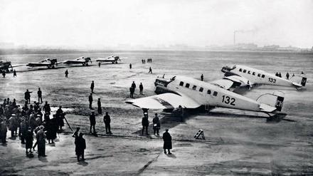 Hochbetrieb. In Tempelhof warten auch zwei Großflugzeuge G 24 für neun Passagiere.