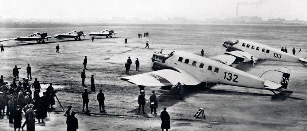 Hochbetrieb. In Tempelhof warten auch zwei Großflugzeuge G 24 für neun Passagiere.