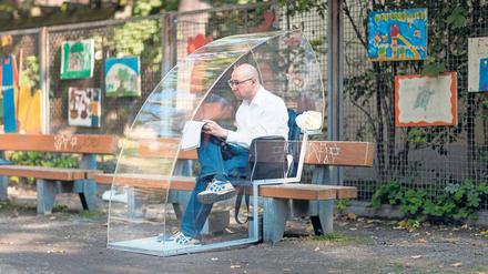 Auffällig unauffällig. Lektor Carsten Weber arbeitet in seinem Fast-Open-Air-Büro im Tiergarten. 