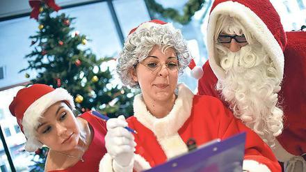 Die Weihnachtsfrau hält dem Weihnachtsmann den Rücken frei - ein Fall für die Xmas-Gleichstellungsbeauftragte.