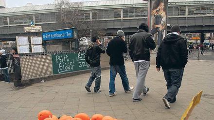 Am Wochenende eskalierte am Kottbusser Tor ein Streit zwischen einem Dealer und einem Obsthändler – nicht die erste Eskalation an diesem Ort.