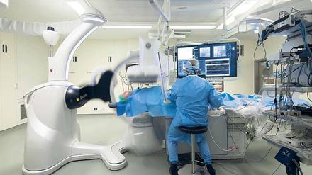 Blick über die Schulter des Kardiologen in den Hybrid-Operationssaal des Herzzentrums Brandenburg in Bernau. Foto: Edgar Zippel / Immanuel Diakonie