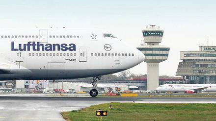 Und der Jumbo passt auch noch ins Bild. Das laute Lufthansa-Flugzeug donnert noch bis Weihnachten über die Häuser von Pankow bis Spandau hinweg. Für die TXL-Rüssel ist er zu groß – Passagiere müssen viele, viele Treppen nach oben steigen. 