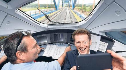 Selfie mit Chef. Bahnchef Richard Lutz (re.) war schon mal begeistert, als er im Sommer zur Probefahrt im ICE-Führerstand saß. 
