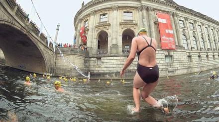 Anbaden. Seit 2015 gehen Schwimmer an der Museumsinsel ins Wasser – allerdings im Juli. Mit dem „Berliner Flussbad-Pokal“ soll für das Baden in der Spree geworben werden. Bis 2025 soll das Flussbad zu einer festen und dauerhaften Institution werden. 