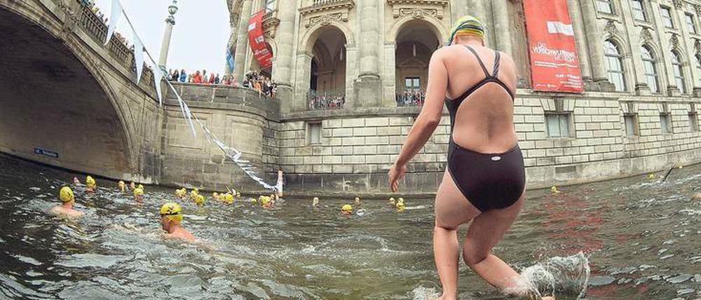 Anbaden. Seit 2015 gehen Schwimmer an der Museumsinsel ins Wasser – allerdings im Juli. Mit dem „Berliner Flussbad-Pokal“ soll für das Baden in der Spree geworben werden. Bis 2025 soll das Flussbad zu einer festen und dauerhaften Institution werden. 