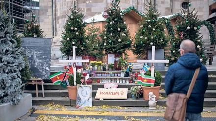 An der Gedächtniskirche. Der Weihnachtsmarkt ist schon eröffnet. Dort wird auch der Opfer vom 19. Dezember 2016 mit Blumen und Kreuzen gedacht. 