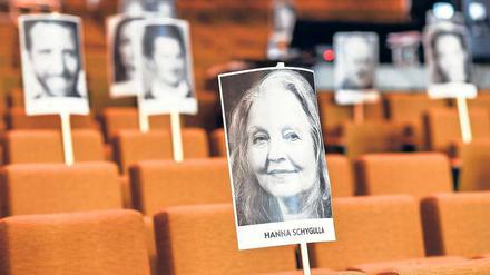 Fotos mit prominenten Gästen der Gala zum 30. Europäischen Filmpreis stehen im Haus der Berliner Festspiele an den vorgesehenen Plätzen im Saal.