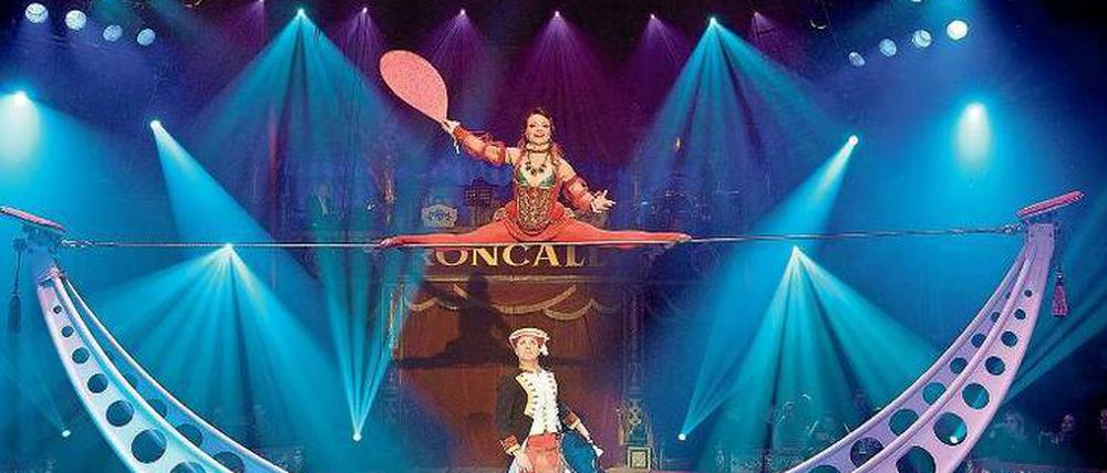 Balance-Akt. Das Duo Pykhov aus Moskau balanciert im Circus Roncalli auf einer Mondsichel – eine der Attraktionen in diesem Jahr. 
