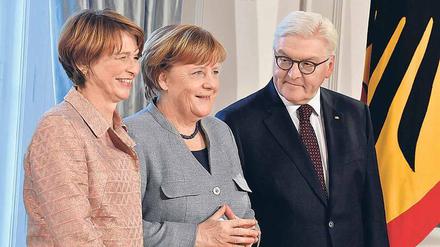 Gastgeber. Bundespräsident Steinmeier, seine Frau Elke Büdenbender (li.) und Kanzlerin Merkel. 