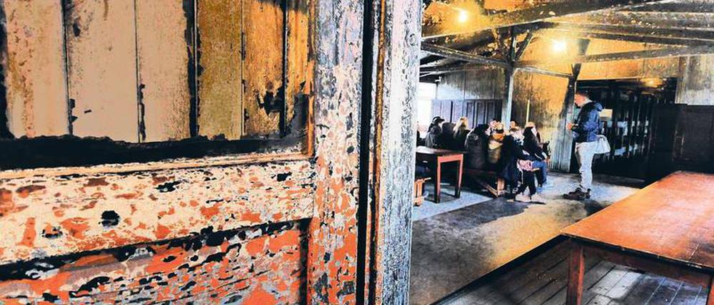 Schüler in der Gedenkstätte Sachsenhausen in der Baracke 38, auf die Neonazis 1992 einen Brandanschlag verübt hatten. 