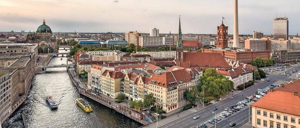 Das Nikolaiviertel gilt als Höhepunkt der DDR-Plattenbaukunst. Und mit der Nikolaikirche steht dort das älteste Gebäude Berlins.