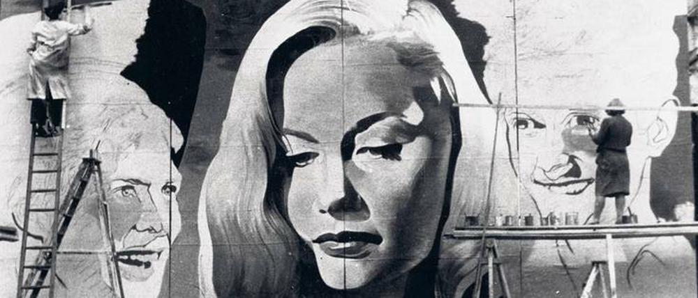 Ohne Leitern und Arbeitsbühnen kamen Plakatmaler wie Irene Klaube nicht aus. Um die Gesichter der Stars exakt abzubilden, half damals ein Projektor.