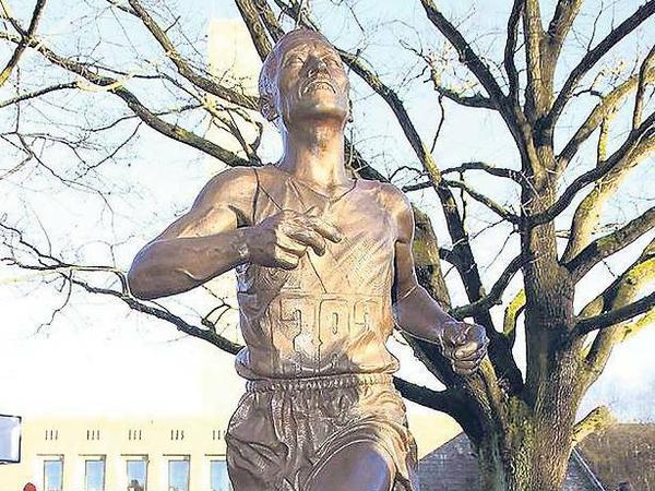 Die Statue des Marathonläufers Sohn Kee Chung auf dem Gelände des Horst-Korber-Sportzentrums.
