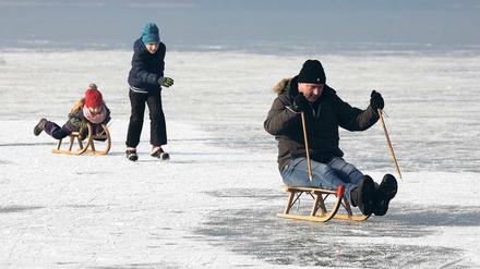 Riskanter Spaß. Trotz Warnungen trauen sich Familien auf das Eis – wie hier auf dem Kölpinsee bei Waren (Müritz) in Mecklenburg.