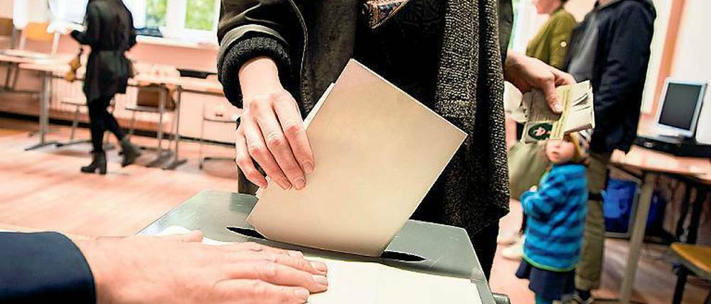 Bei der Stimmabgabe geht es noch analog zu. Später kam es bei Wahlauszählung 2017 zu IT-Problemen.
