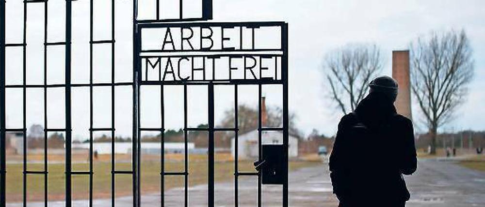 Schreckensort: Ein Besucher steht am Tor der Gedenkstätte Sachsenhausen.