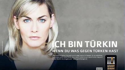 Ein Plakat des Berliner Vereins "Gesicht Zeigen".