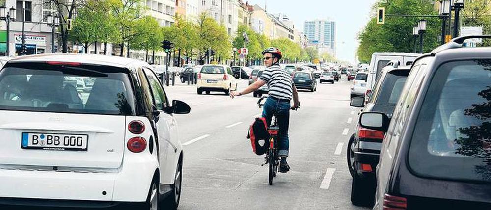 Vier Fahrspuren, ein Versuch. Auf dem Kaiserdamm ist Radfahren seit 2012 erlaubt - aber auch gefährlich. 
