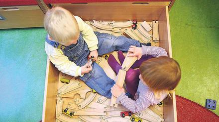 Krätze ist übertragbar – etwa beim Spielen im Kindergarten.