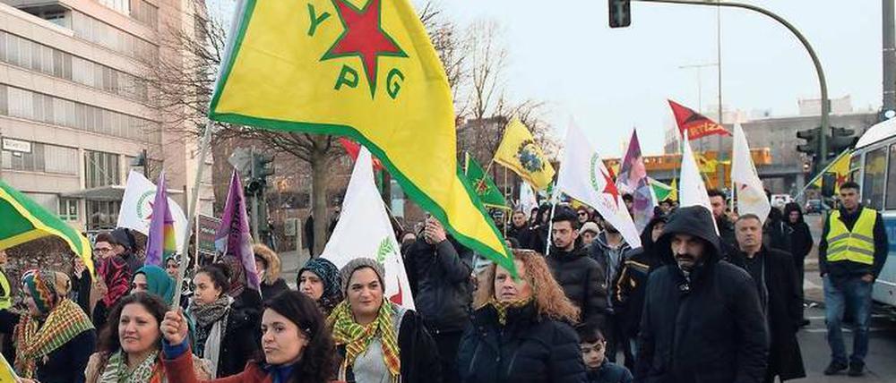 Toleriert. Die YPG-Fahne bei einer Kurdendemo am 24. März. 