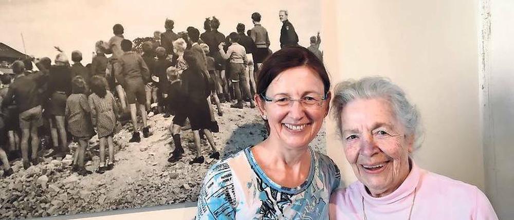 Mutter und Tochter. Sabine und Vera Hemmerling vor dem berühmten Foto von Henry Ries aus der Zeit der Luftbrücke, die sich 2018 zum 70. Mal jährt. 