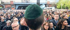 Klares Bekenntnis. 2500 Menschen kamen zum Jüdischen Gemeindehaus in der Fasanenstraße, um ihre Solidarität mit den jüdischen Berlinern zu zeigen. 