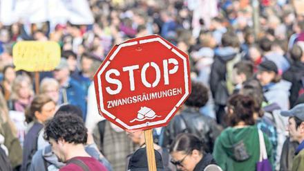 Empört. Die steigenden Lebenskosten beschäftigen immer mehr Berliner. Bei der „Mietenwahnsinn“-Demo am 14. April gingen um die 20.000 Menschen auf die Straße.