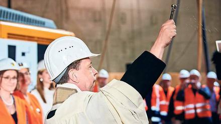 Pfarradministrator Ulrich Bonin hat am Dienstag die Baustelle des neuen U-Bahnhofes Museumsinsel getauft. 