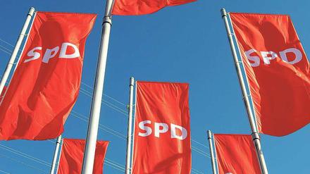 Fahnen zur Sonne, zur Freiheit. Am Freitag und Samstag findet der Parteitag der Berliner SPD in einem Hotel am S-Bahnhof Landsberger Allee statt. 