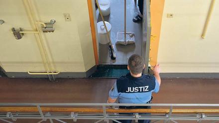 Alles sauber? In den Berliner Justizvollzugsanstalten blüht der Handel mit eingeschmuggelten Waren – auch mit Drogen.