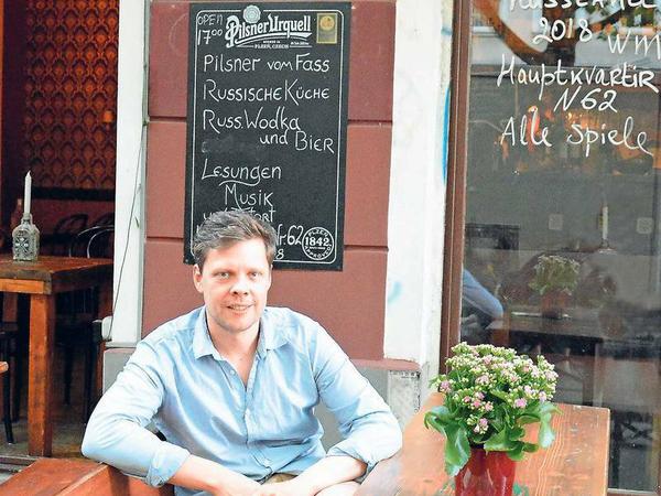 Russisch durch die Stadt. Alexander Grüner (o.) serviert in seiner Kreuzberger Bar Wodka mit eingelegten Früchten.