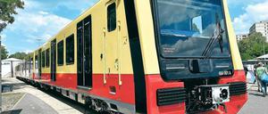 Der erste Vier-Wagen-Zug der neuen S-Bahn ist im Stadler-Werk montiert worden. Foto: Bernd Settnik/dpa