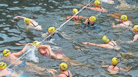 Mit gelben Badekappen stürzten sich beim 4. Flussbad-Pokal hunderte Tapfere in den Spreekanal.