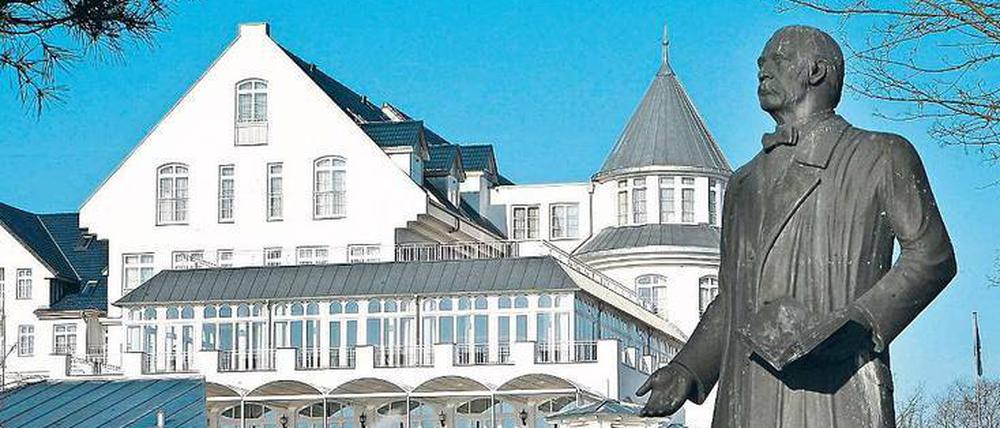 Hilperts Erbe. Das Resort am Schwielowsee mit Fontane-Skulptur.