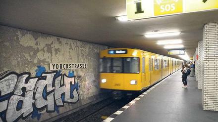 Hallo, Handwerker? Der S- und U-Bahnhof Yorckstraße ist ein wichtiger Umsteigeknoten, doch die Station sieht schlimm aus.
