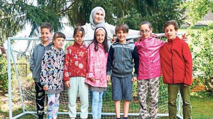Volles Tor. Mutter Roksana Temiz und ihre kleine Mannschaft: Ahmed, Zehra, Zeynep, Rana, Malik-Musa, Esma und Adem (v. li.) halten sie auf Trab, der anderthalb Jahre jüngere Sohn Malik-Mussa (3. v.r.) ist immer dabei. Zur Familie gehören auch die 14-jährige Meryem und Vater Hikmet.