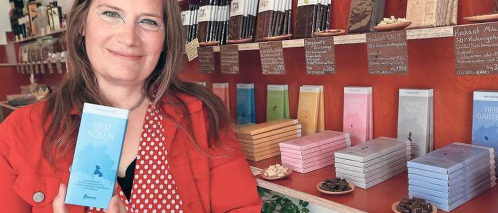 Schriftstellerin Tanja Dückers mit einer Tafel Schokolade in ihrem Laden.
