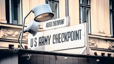 Ziemlich zentral. Und derzeit hoch umstritten: der Checkpoint Charlie. 