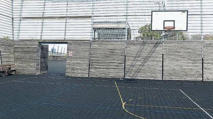 Freifläche. In der Lichterfelder Athene-Grundschule wurde der Sportplatz auf das Dach verlagert