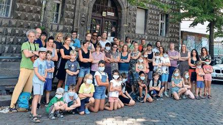 Die Familien der Hausburgschule hatten sich schon am letzten Ferientag vor ihrer Schule versammelt, um gegen die Zustände - Lärm und Staub - zu protestieren.