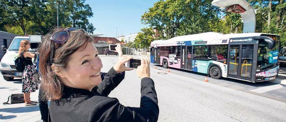 Augenscheinlich begeistert. Grünen-Fraktionsvorsitzende Antje Kapek verfolgt den Ladevorgang eines Elektrobusses am E-Bus-Terminal in Hamburg. 