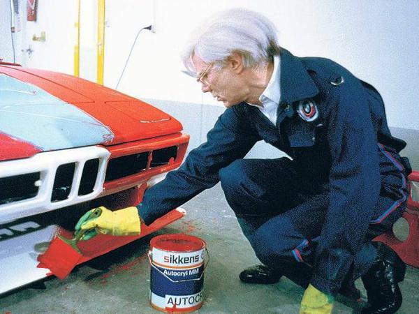 Andy Warhol – oben bei der Arbeit – steuerte die kunterbunte Bemalung eines BMW M1 bei. 