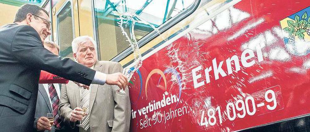 Künftig heißt du Erkner. Peter Buchner (links), Geschäftsführer der S-Bahn Berlin, taufte 2014 einen Zug auf den Namen der Stadt.